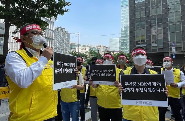 ▲ “산산조각난 머리칼은 다시 자라지만 산산조각난 홈플러스는 다시 돌아오지 않는다.” 주재현 홈플러스지부 위원장은 끝장 투쟁을 선포했다.