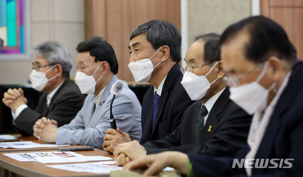 ▲1일 오후 서울 종로구 한국기독교회관 조에홀에서 열린 국가보안법 폐지 촉구 시민사회 원로 선언에 참석한 이종걸 민족화해협력범국민협의회(민화협) 대표상임의장이 발언하고 있다.