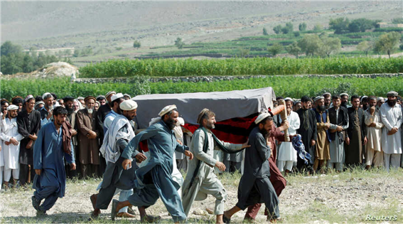 2019년 9월 난가르하르 산지마을에서 미군의 드론 폭격으로 살해당한 농민의 장례식이 열리고 있다.)