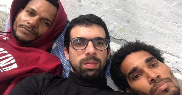 사진-5 기자 카를로스 마누엘 알바레즈(가운데)와 루이스 미구엘 오테로(오른쪽), 래퍼 메이켈 오소르보(왼쪽)