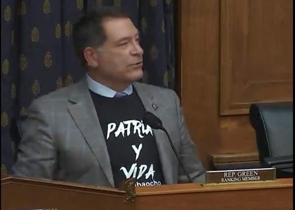 사진-11 7월 20일 하원 외교위원회 쿠바 청문회에서 마크 그린 공화당 의원이 "파트리아 이 비다"를 자랑하고 있다.