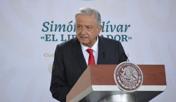 사진-12 '공산주의의 희생자' 설립자 리 에드워즈가 산 이시드로 운동에 경의를 표하고 있다.