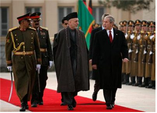 사진: 조지 W. 부시 대통령이 한때 무자헤딘에 참가하고 탈레반 정권 붕괴 후의 아프간 괴뢰정권 수괴가 된 하미드 카르자이를 예방하고 있다.