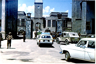 사진: 1978년 4월 28일 싸우르 혁명 다음날 카불 대통령궁 아르그 문 바깥 풍경. 출처: Cleric77, CC BY-SA 3.0, 위키백과 공용사진