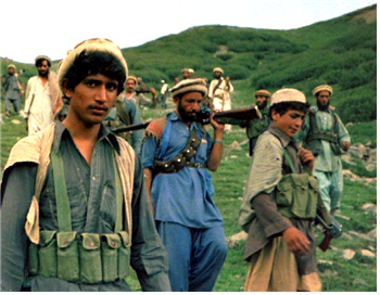 1985년, 아프간 무자헤딘 전사들이 파키스탄 국경을 넘어 아프가니스탄에 진입하고 있다. 출처: 어윈 프랜즌, CC BY-SA 1.0, 위키백과 공용사진