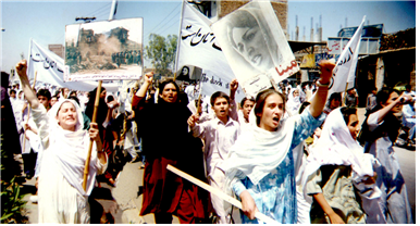 1998년 4월 28일, 파키스탄 페샤와에서 ‘무슬림 극단주의자들의 카불 점령 6주기’를 규탄하는 아프가니스탄 여성연합(RAWA)의 시위. 출처: 아프가니스탄 여성연합(RAWA), CC BY 3.0, 위키백과 공용사진