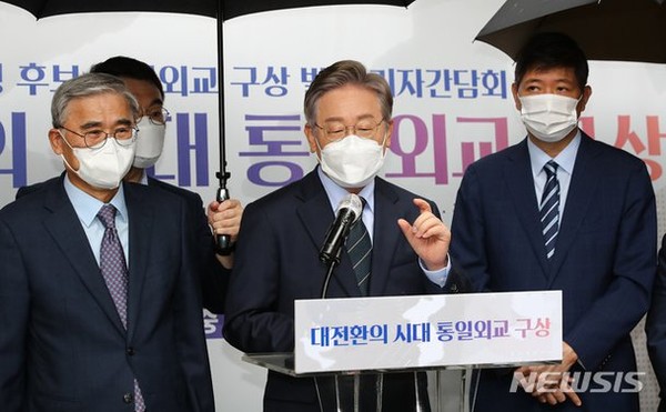 더불어민주당 대권주자인 이재명 경기도지사가 22일 서울 마포구 김대중 전 대통령 사저에서 한반도 평화 정책을 발표하고 있다. [사진 : 뉴시스]