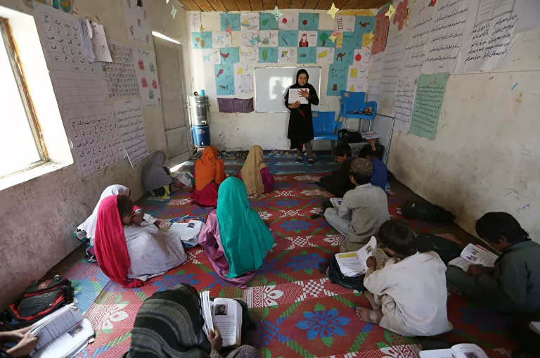 아프가니스탄 국내 실향민 여학생들이 2016년 5월 31일 화요일 아프가니스탄 카불의 임시 거주지 근처에서 수업을 하고 있다.