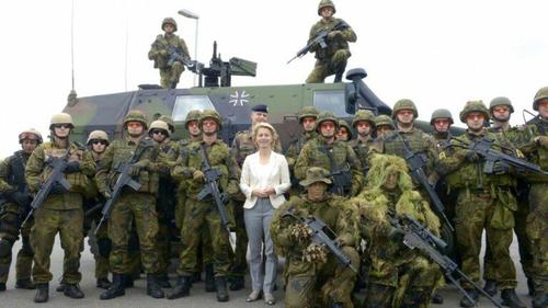 독일 국방부 장관은 유럽이 해외에 있는 유럽 시민을 돕기 위해 긴급 상황에서 행동할 군사 연합을 구성할 것을 제안한다.