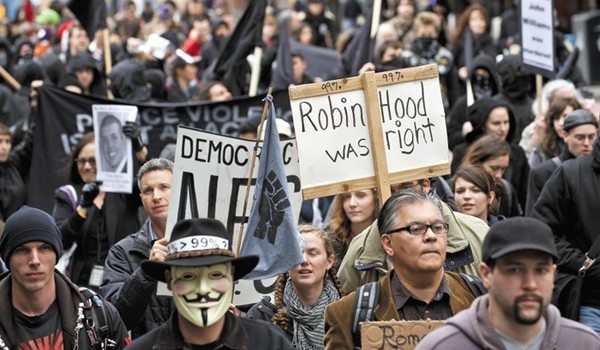 미국 뉴욕에서 2011년 열린 ‘월가를 점령하라’ 시위에서 한 시민이 ‘우리는 99%다’슬로건을 들고 행진하고 있다.[사진 : 위키피디아]