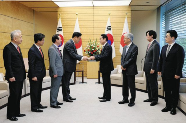 ▲기시다 일본 총리에게 윤석열 당선인의 친서를 전달하는 정진석 한일정책협의단 대표단장. [사진 :  일본 총리 홍보실 제공]