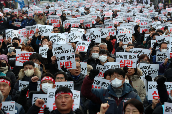▲ 3일 여의도 국회 앞에서 열린 2022 전국민중대회. [사진 : 뉴시스]