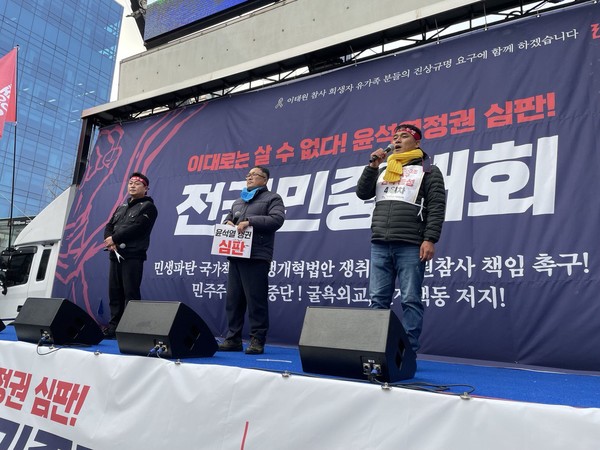 ▲ (왼쪽부터) 이경민 민주노점상전국연합 서부노점상연합 지역장, 이갑성 전국농민회총연맹 광주전남도연맹 의장, 윤장혁 금속노조 위원장.