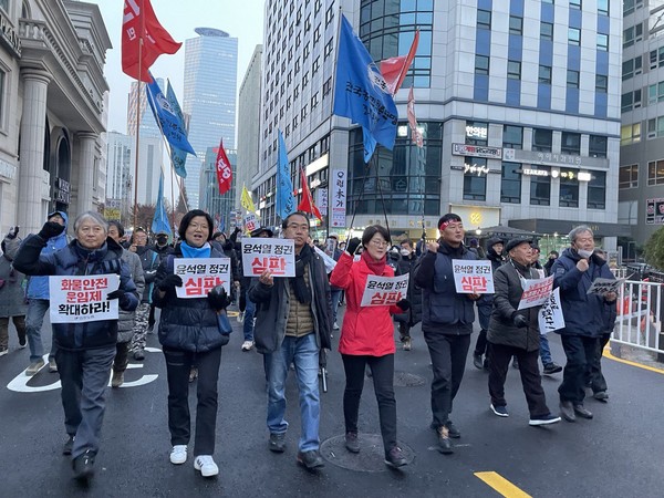 ▲ 국민의힘 당사 앞으로 행진하는 대표단.