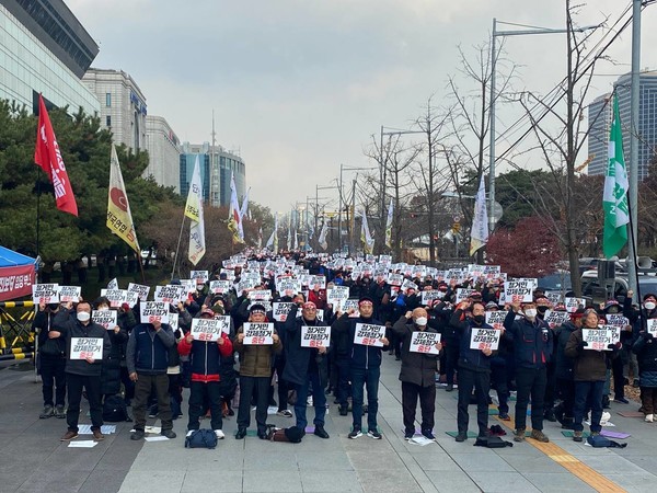 ▲ 한국산업은행 앞에서 열린 2022 빈민대회. [사진 : 민주노점상전국연합]