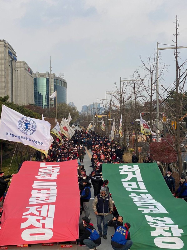 ▲ 대형 현수막에 적힌 노점상생계보호특별법 제정, 철거민 생존권 보장 촉구.