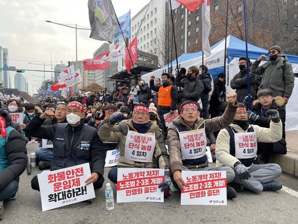 ▲ 화물연대본부 이봉주 위원장(왼쪽)과 노조법 2·3조 개정을 촉구하며 국회 앞에서 단식하는 금속노조 거통고 조선하청지회 강인석 부지회장, 유최안 부지회장, 이김춘택 사무장. 그리고 박희은 민주노총 부위원장, 택배노조 유성욱 CJ대한통운본부장도 이날 단식 4일차에 접어들었다.