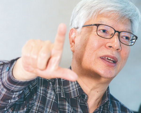 ▲이상희 울산사회경제연구원 이사장은 1981년 교사 노옥희를 운동가의 길로 인도한 인물이다. 이상희 이사장은 1981년 와이엠씨에이 간사로 ‘학연, 혈연, 지연 아무것도 없던’ 울산에 와 민주화운동의 씨앗을 처음 심은 울산시민사회운동 1세대 선배에 속한다. 이 이사장이 만난 장태원, 진영우, 박종희, 김연민, 노옥희, 천창수 같은 이들이 1987년 6월 항쟁과 7~9월 노동자대투쟁의 꽃을 피워냈다 해도 지나친 말이 아니다. 기독교 사회선교운동으로 시작해 87년 민주화운동과 노동운동을 일궈냈던 이상희 이사장은 울산경실련 상임대표로 김영삼 정권 이후 본격화한 시민운동의 첫 걸음을 내딛기도 했다.(울산저널)