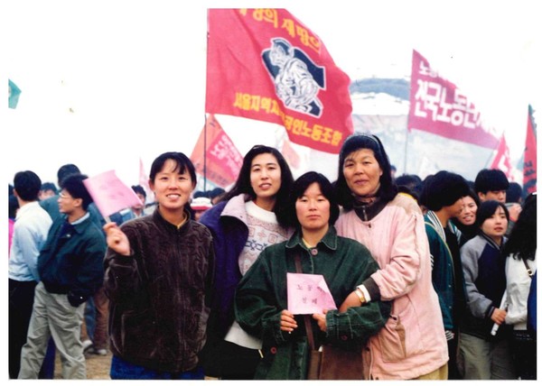 ▲해직동료 여교사들과 함께 참석한 전국노동자대회