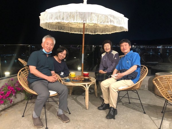 ▲정익화 선생님 부부(왼쪽)와 노쌤 부부(오른쪽)가 바닷가에서 찍은 사진.