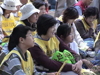 ▲노쌤이 교육위원 일때 엄마를 따라 집회에 나온 초등학생의 천진주 씨(가운데)