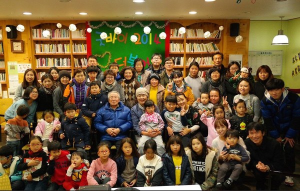 ▲더불어숲 활동가들이 2014년 송년행사를 하고 있다. 당시 대표는 노쌤(가운데) 사무국장은 현 대표인 이귀연 씨다.