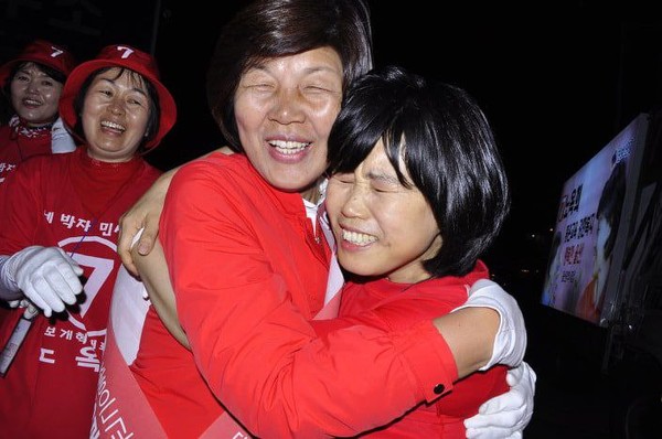 ▲1986년 울사협과 형제교회 때부터 노쌤과 늘 함께한 이현숙 환경운동연합 대표는 노쌤을 '언니'라고 부른다. '노쌤이 해직 당시 남편 천창수 선생님도 해고 된 터라 생활이 어려웠는데 그때 짬짬이 책을 팔아 생활비를 벌었다'는 아무도 모르는 사실도 알려 주었다. 사진은 노쌤이 2006년 울산시장 후보로 출마했을 당시 시의원으로 활동하던 이현숙 대표를 만난 장면이다. 이현숙 대표는 노쌤의 유일한 약점은 등산을 못하는 것이라고 했다.