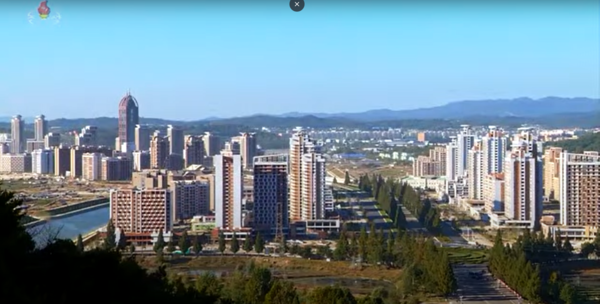 ▲ 평양 화성지구 1만세대 아파트 건설이 거의 마감단계에 있다. 이번 전원회의에서 2023년 화성지구 2단계 1만세대 건설이 결정되었다.