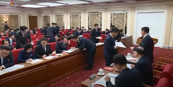 ​▲ 중앙위원들이 부문별 분과협의회를 진행하면서 결정서 초안에 대한 연구 및 토의를 하고 있다.