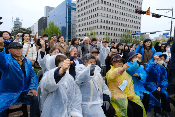 11일 국회 앞에서 열린 '민주유공자법 제정 촉구 및 유가협 부모님 단식 농성 돌입 기자회견' ⓒ 김준 기자