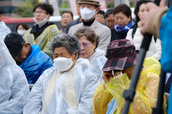 11일 국회 앞에서 열린 '민주유공자법 제정 촉구 및 유가협 부모님 단식 농성 돌입 기자회견' ⓒ 김준 기자