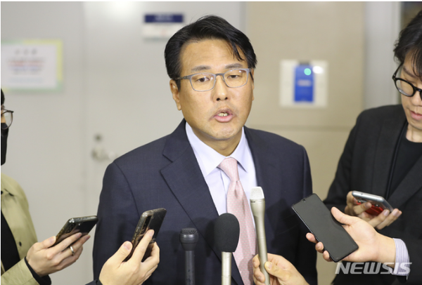 ▲ 미국 방문 길에 "상당수 위조" 운운했던 김태효 국가안보실 차장은 귀국길에선 "미국 관리들로부터 유감표명을 들었다"며 오락가락 해명을 했다.