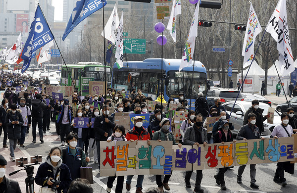 ▲지난해 3월 '세계 여성의 날' 114주년. 성평등 운동회에 참가한 민주노총과 산하 여성단체들이 행진을 하고 있다. ©뉴시스