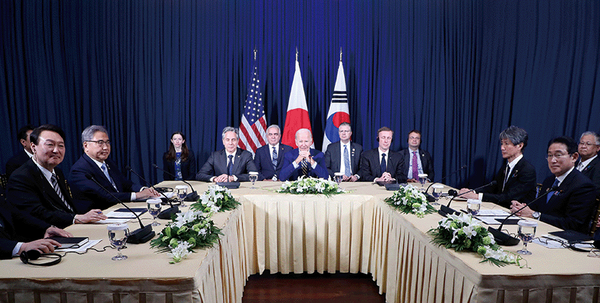 ▲ 지난해 11월 13일 프놈펜의 한 호텔에서 열린 한·미·일 정상회담.