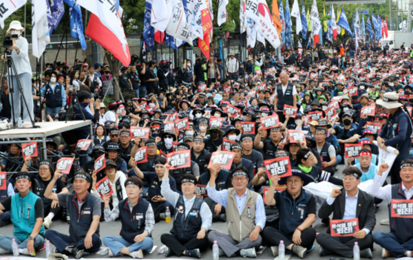 ▲전국민주노동조합총연맹 조합원들이 31일 오후 서울 중구 세종대로 인근에서 열린 '윤석열 정권퇴진 및 전국동시다발 민주노총 총력투쟁 결의대회'에서 구호를 외치고 있다. ©뉴시스