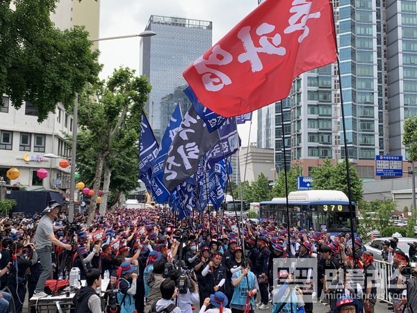 ▲31일 오후 2시, 경찰청 앞에서 열린 '노동개악, 노조파괴 분쇄! 윤석열 정권 퇴진! 금속노조 총파업대회'에서 참가자들이 깃발을 들고 무대로 들어오고 있다.