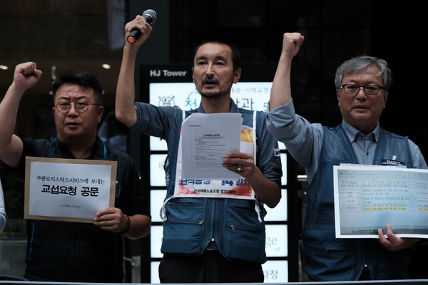 8일 쿠팡로지스틱스에 교섭을 요구하고 있는 원영부 택배노조 경기지부장 ⓒ 김준 기자