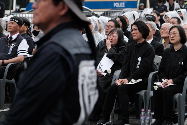 ​영결식을 마친 건설노조는 마석 모란공원에서 양회동 열사의 하관식을 진행했다. ⓒ 건설노조 21일, 양회동 열사가 윤 정부의 정당한 노조활동 탄압에 분신으로 항거한 지 51일 만에 세종대로에서 노동시민사회장 장례가 치러졌다. 양회동 열사 유족들이 눈물 흘리고 있다. ⓒ 김준 기자 
