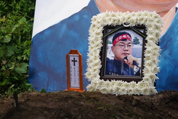영결식을 마친 건설노조는 마석 모란공원에서 양회동 열사의 하관식을 진행했다. ⓒ 건설노조