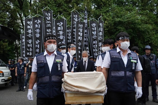 영결식을 마친 건설노조는 마석 모란공원에서 양회동 열사의 하관식을 진행했다. ⓒ 건설노조