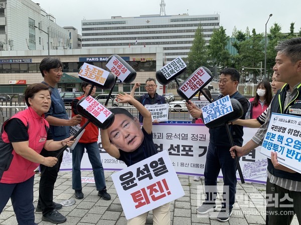 상징의식을 진행하고 있는 회견 참가자들.