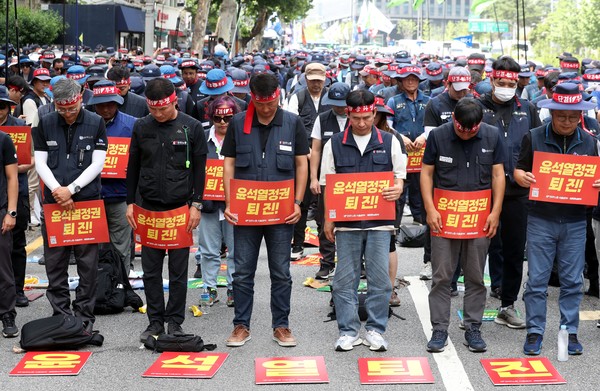 ▲5일 오후 서울 서대문구 경찰청 앞에서 열린 ‘노동·민생·민주·평화 파괴 윤석열 정권 퇴진! 민주노총 세종·충남본부, 서울지역본부 총파업 결의대회에서 양경수(왼쪽 세번재) 민주노총 위원장을 비록한 참가자들이 고 양회동 건설노동자를 추모하며 묵념을 하고 있다. ©뉴시스