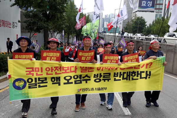 ▲5일 오후 서울 서대문구 경찰청 앞에서 ‘노동·민생·민주·평화 파괴 윤석열 정권 퇴진! 민주노총 세종·충남본부, 서울지역본부 총파업 결의대회를 마친 양경수(왼쪽 세번째) 민주노총 위원장을 비롯한 참가자들이 주한일본대사관쪽으로 행진하고 있다. ©뉴시스