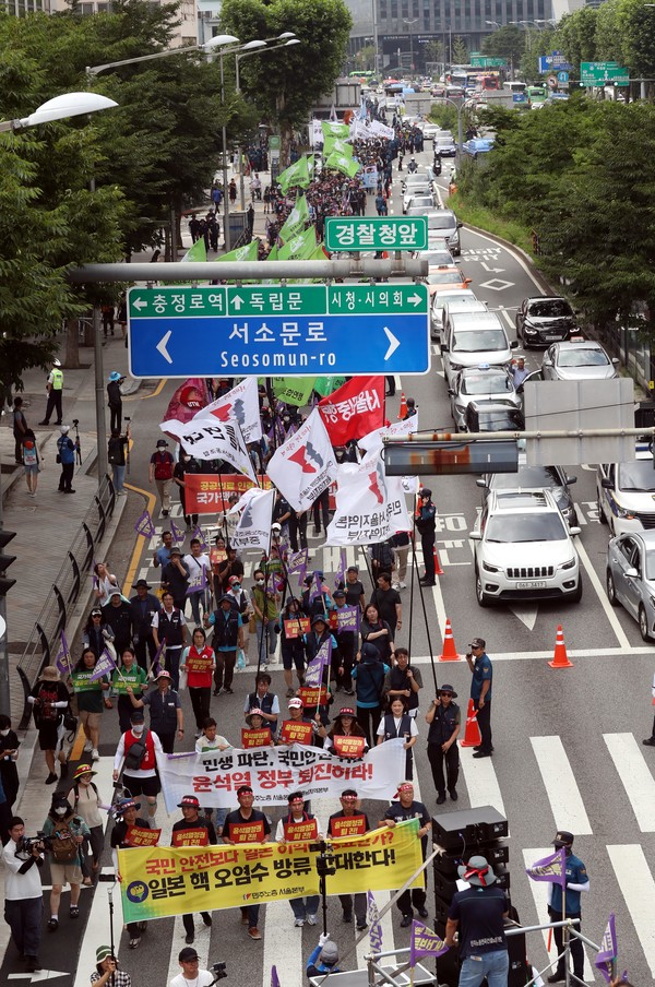 ▲5일 오후 서울 서대문구 경찰청 앞에서 ‘노동·민생·민주·평화 파괴 윤석열 정권 퇴진! 민주노총 세종·충남본부, 서울지역본부 총파업 결의대회를 마친 참가자들이 주한일본대사관쪽으로 행진하고 있다. ©뉴시스