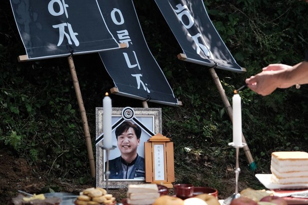 故 김태완 동지의 무덤 앞에서 마지막 제를 올리고 있다.