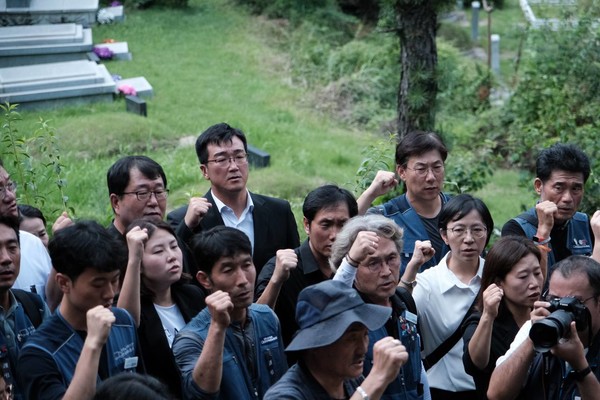 故 김태완 동지의 유지를 구호로 외치고 있다. 노정현 진보당 부산시당위원장, 최나영 노원구 구의원의 모습이 보인다.
