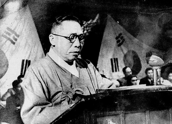 ▲ 1948년 4월 22일 남북 연석회의 본회의에서 연설문을 낭독하는 김구 선생