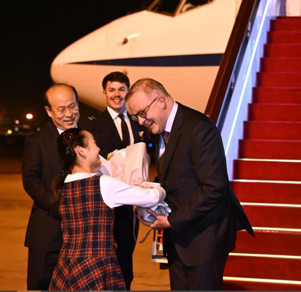 ▲ 11월 4일 호주 앨버리즈 총리가 상항이에 도착하여 꽃다발을 받고 있다.