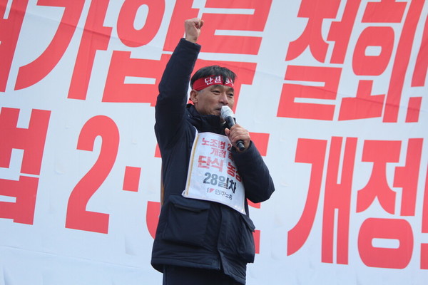 ▲ 노조법 개정을 위해 30일 단식했던 윤장혁 위원장. 지난해 12월27일(단식 28일차) 국회 앞에서 열린 민주노총 확대간부 결의대회 ⓒ노동과세계