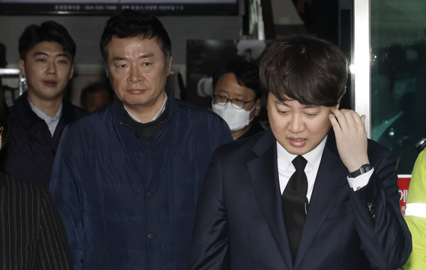 ▲이준석 개혁신당 대표가 1일 오후 경북 문경시 문경 장례식장에서 육가공공장 화재 진압 도중 순직한 소방관들의 조문을 마친 뒤 기자들 질문에 답변하고 있다. (공동취재) 2024.02.01. ©뉴시스